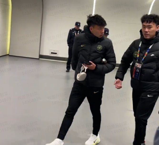 年轻新星的赛场风波;李璇提醒王钰栋,低调务实方能长远发展。 体育新闻 年轻新星的赛场风波;李璇提醒王钰栋,低调务实方能长远发展。 体育新闻