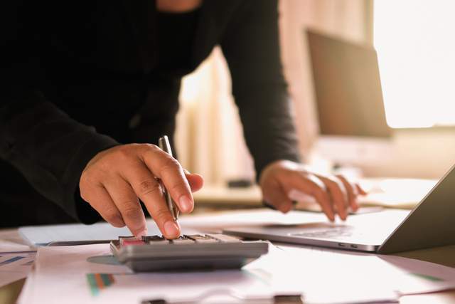  【财务审计深度剖析】从财政部处罚到招股书沉默：艾为电气IPO闯关背后的数据迷雾 股票财经